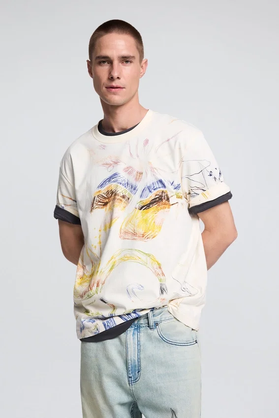 T-shirt stampato con disegni T-shirt stampato con disegni