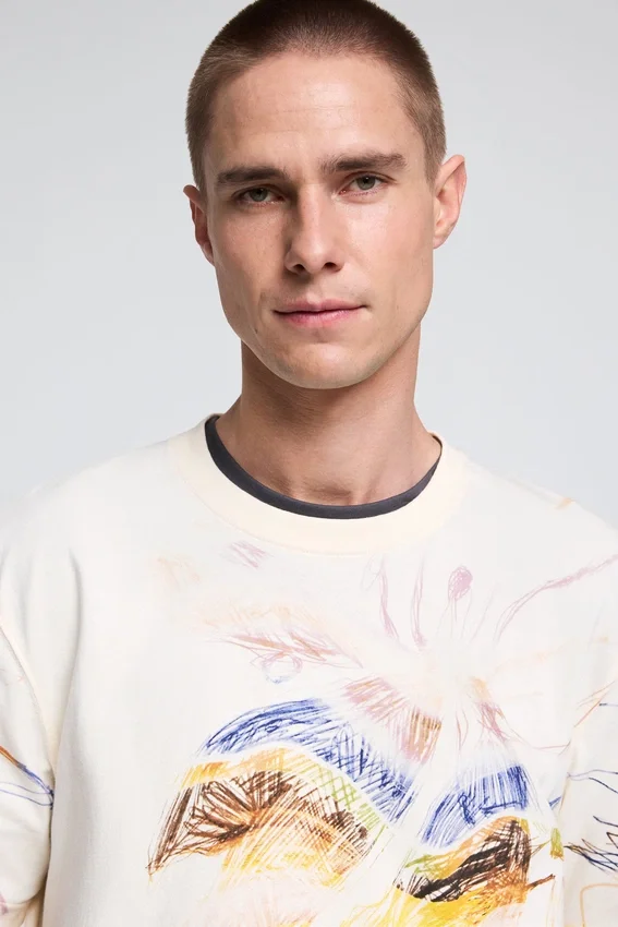 T-shirt stampato con disegni T-shirt stampato con disegni