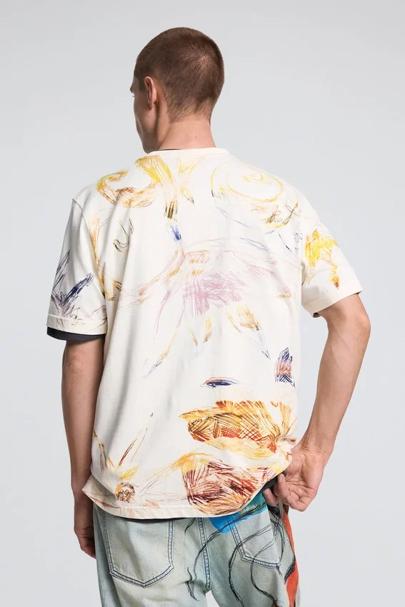 T-shirt stampato con disegni T-shirt stampato con disegni