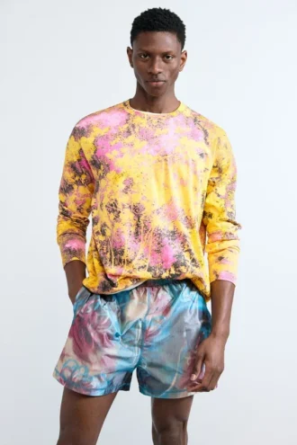 T-shirt stampato con ricamo T-shirt stampato con ricamo