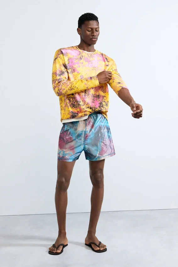 T-shirt stampato con ricamo T-shirt stampato con ricamo