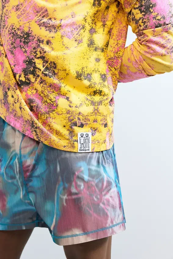 T-shirt stampato con ricamo T-shirt stampato con ricamo