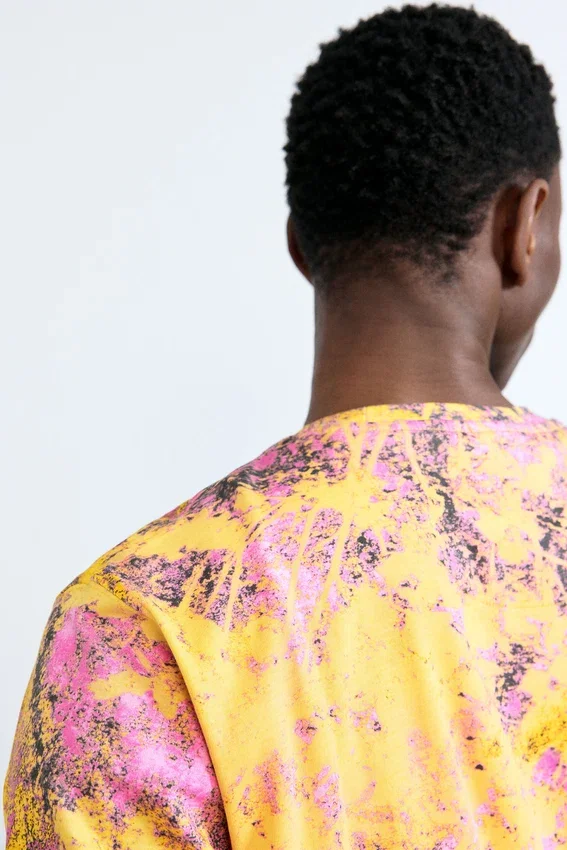 T-shirt stampato con ricamo T-shirt stampato con ricamo
