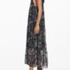 Vestito con scollo all’americana e illustrazioni floreali