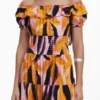 Vestito con scollo alla Bardot e volant Vestito con scollo alla Bardot e volant