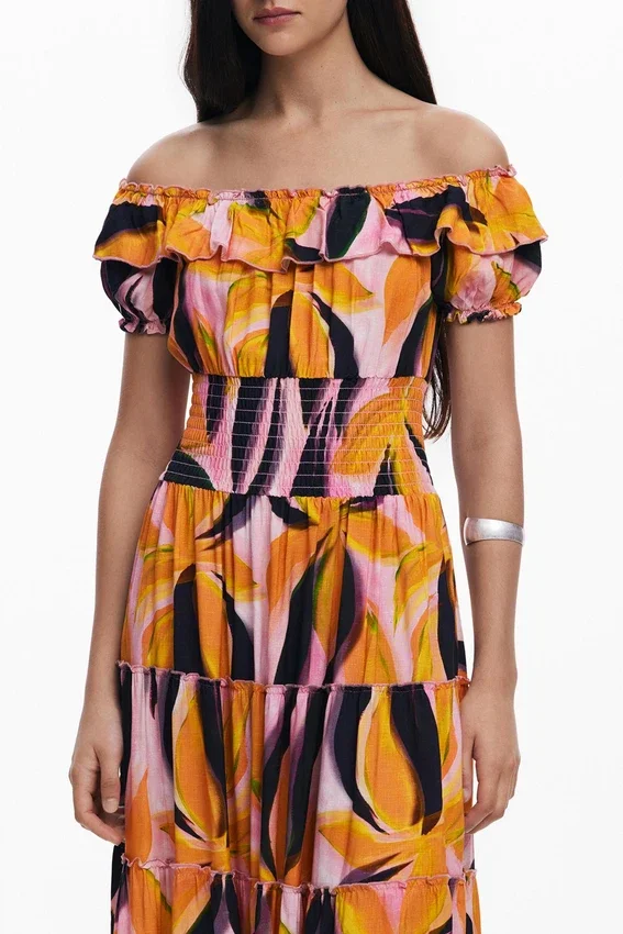 Vestito con scollo alla Bardot e volant Vestito con scollo alla Bardot e volant