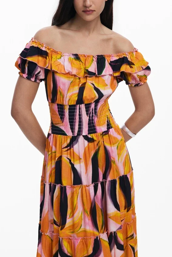 Vestito con scollo alla Bardot e volant Vestito con scollo alla Bardot e volant