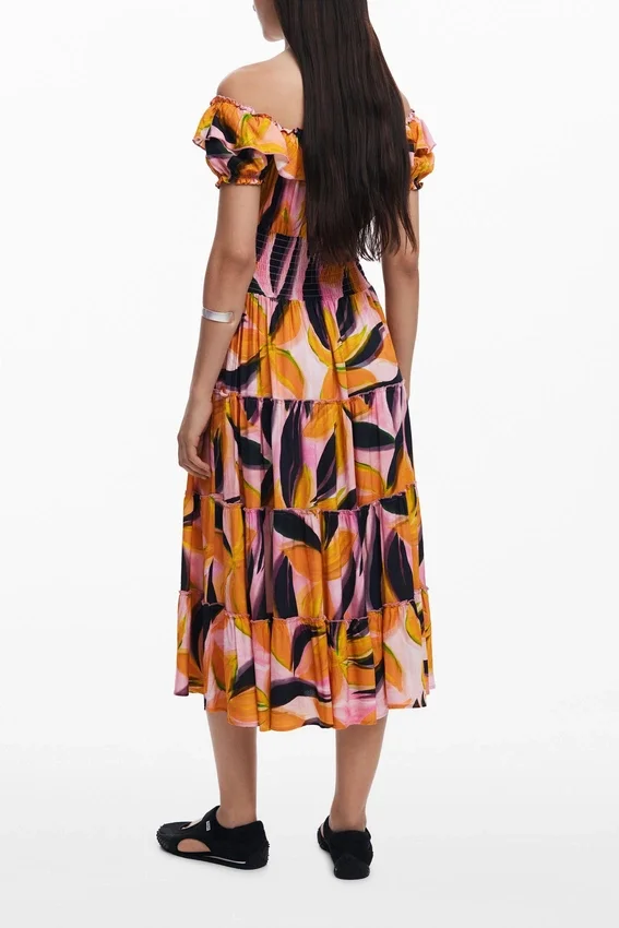 Vestito con scollo alla Bardot e volant Vestito con scollo alla Bardot e volant