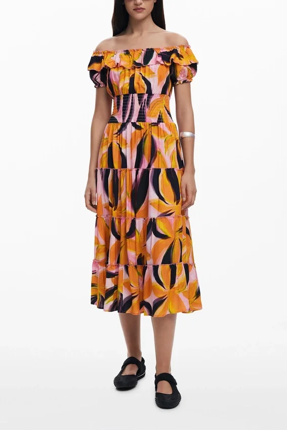 Vestito con scollo alla Bardot e volant Vestito con scollo alla Bardot e volant