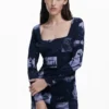 Vestito con scollo quadrato e stampa cartolina