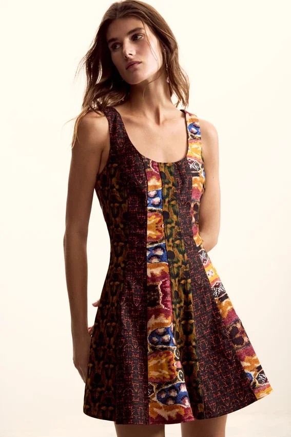 Vestito con spalline disegnato da Christian Lacroix Vestito con spalline disegnato da Christian Lacroix