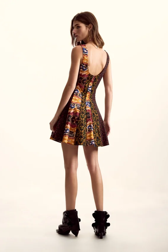 Vestito con spalline disegnato da Christian Lacroix Vestito con spalline disegnato da Christian Lacroix