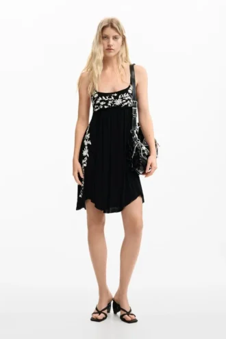 Vestito con spalline fluide ricamato