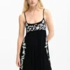 Vestito con spalline fluide ricamato