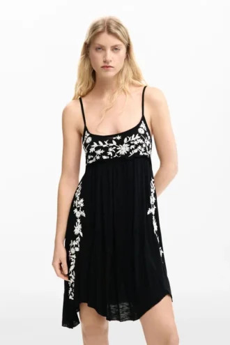 Vestito con spalline fluide ricamato