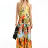 Vestito lungo tropicale con scollo all’americana Vestito lungo tropicale con scollo all’americana