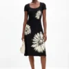 Vestito midi a maniche corte con scollo e margherite.