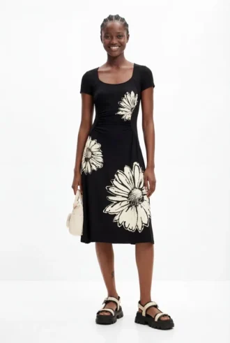 Vestito midi a maniche corte con scollo e margherite.
