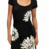 Vestito midi a maniche corte con scollo e margherite.