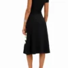 Vestito midi a maniche corte con scollo e margherite.