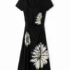 Vestito midi a maniche corte con scollo e margherite.