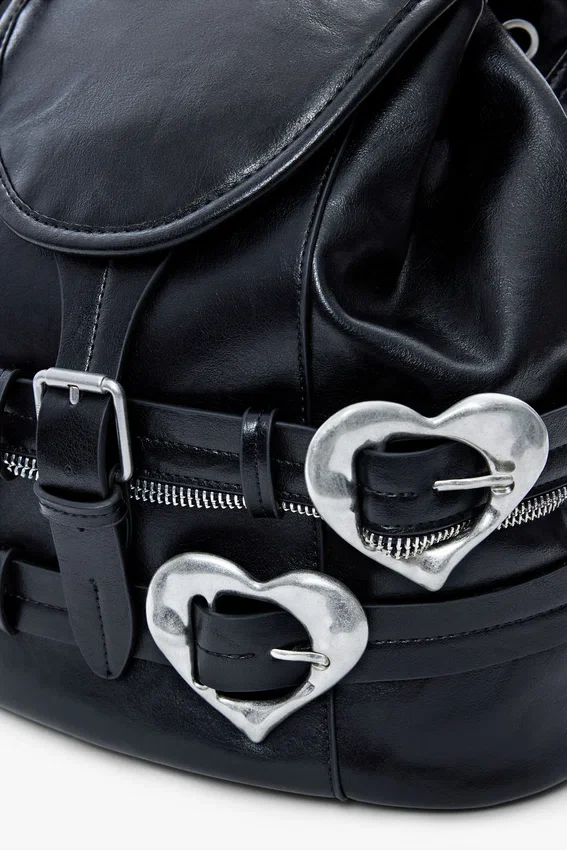 Zaino con fibbie a forma di cuore Zaino con fibbie a forma di cuore