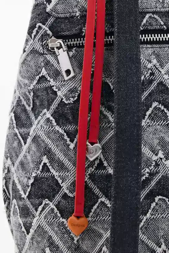 Zaino in denim a zigzag Zaino in denim a zigzag