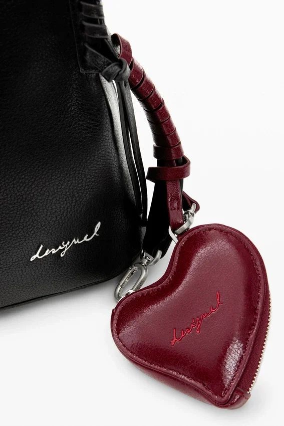 Zaino medio con ciondolo a forma di cuore Zaino medio con ciondolo a forma di cuore